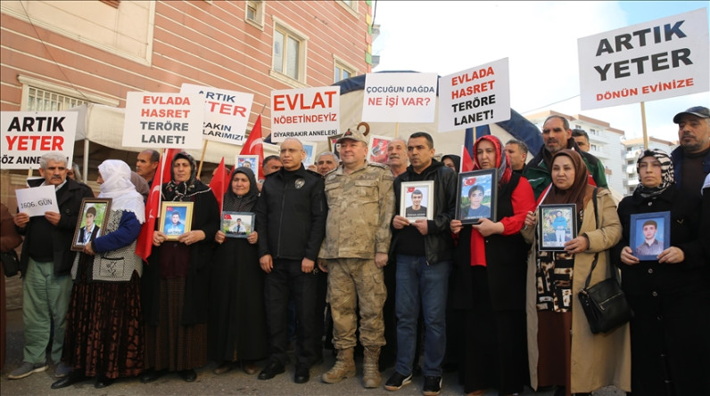 Diyarbakır annelerine, İl Jandarma Komutanı Yıldırım ve İl Emniyet Müdürü  Kaya'dan ziyaret